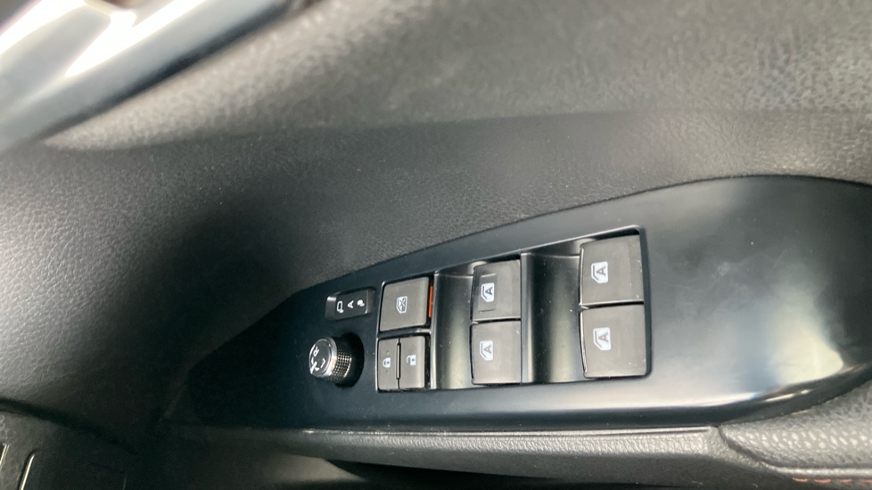 Toyota Camry 2.5 VVT-i Hybrid Design 4dr CVT Hybrid Saloon - Image 31