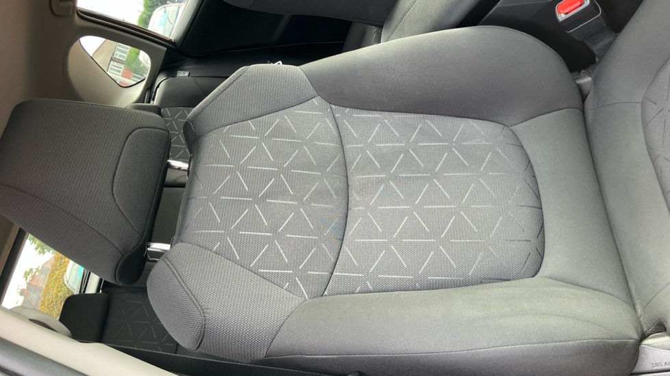 Toyota RAV4 2.5 VVT-i Hybrid Design 5dr CVT 2WD Hybrid Estate - Image 14