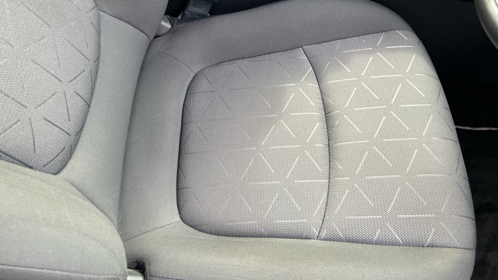 Toyota RAV4 2.5 VVT-i Hybrid Design 5dr CVT 2WD Hybrid Estate - Image 17