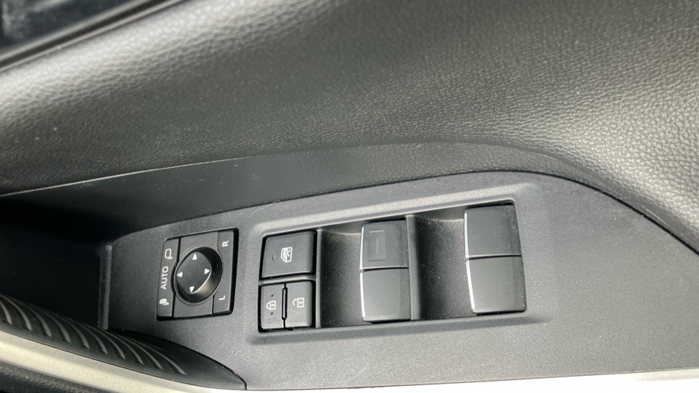Toyota RAV4 2.5 VVT-i Hybrid Design 5dr CVT 2WD Hybrid Estate - Image 30