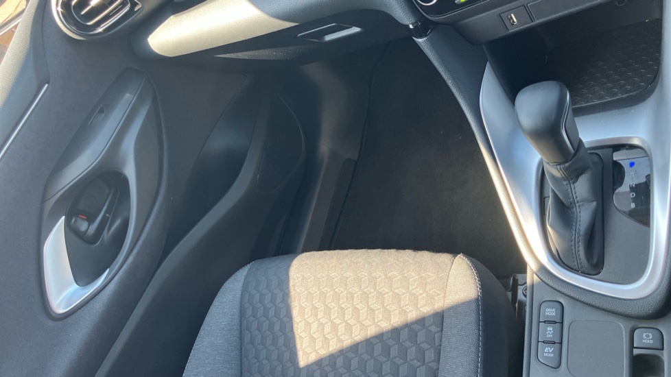 Toyota Yaris 1.5 Hybrid Design 5dr CVT Hybrid Hatchback - Image 55