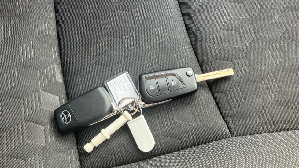 Toyota Yaris 1.5 Hybrid Design 5dr CVT Hybrid Hatchback - Image 28