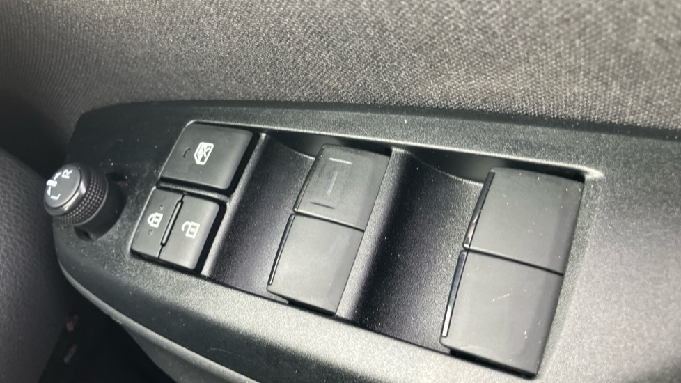 Toyota Yaris 1.5 Hybrid Design 5dr CVT Hybrid Hatchback - Image 30