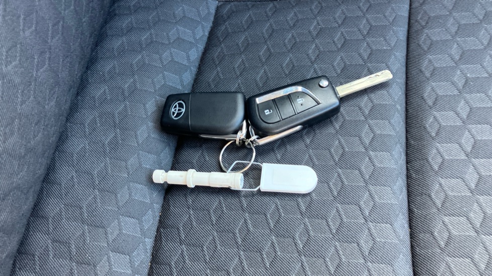 Toyota Yaris 1.5 Hybrid Icon 5dr CVT Hybrid Hatchback - Image 28