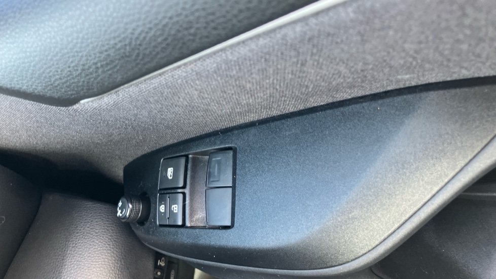 Toyota Yaris 1.5 Hybrid Icon 5dr CVT Hybrid Hatchback - Image 30
