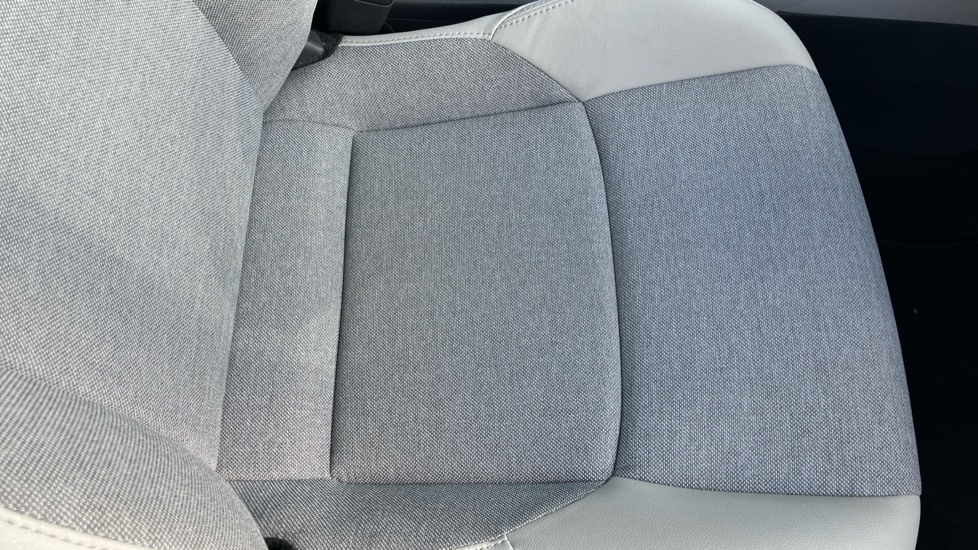 Toyota Yaris 1.5 Hybrid Excel 5dr CVT Hybrid Hatchback - Image 17