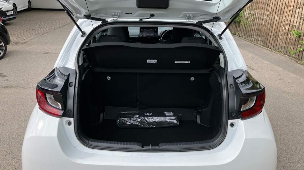 Toyota Yaris 1.5 Hybrid Icon 5dr CVT Hybrid Hatchback - Image 13