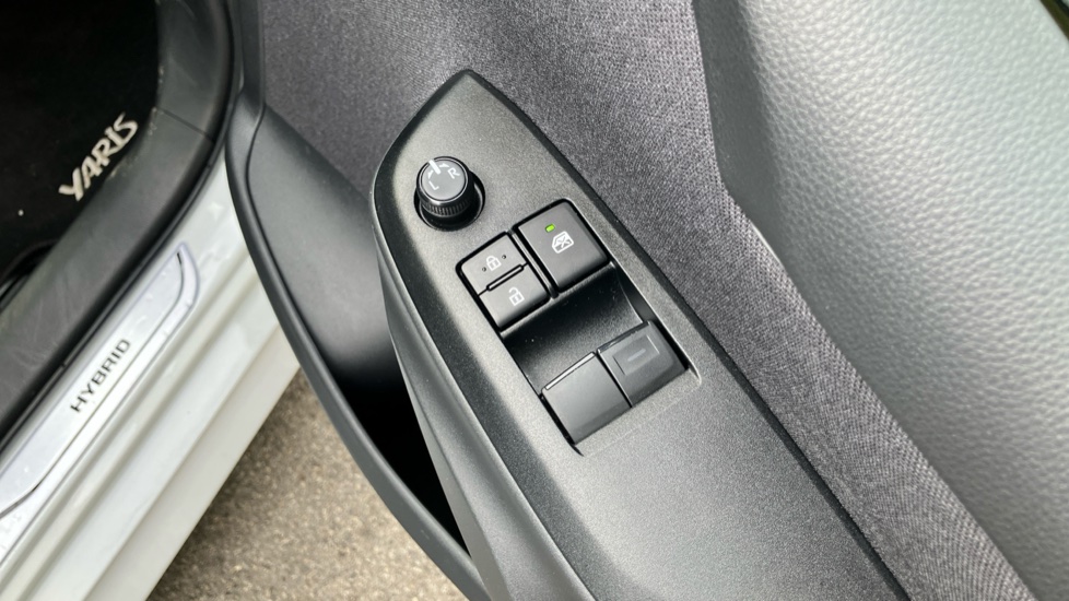 Toyota Yaris 1.5 Hybrid Icon 5dr CVT Hybrid Hatchback - Image 30