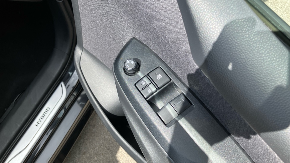 Toyota Yaris 1.5 Hybrid Icon 5dr CVT Hybrid Hatchback - Image 30