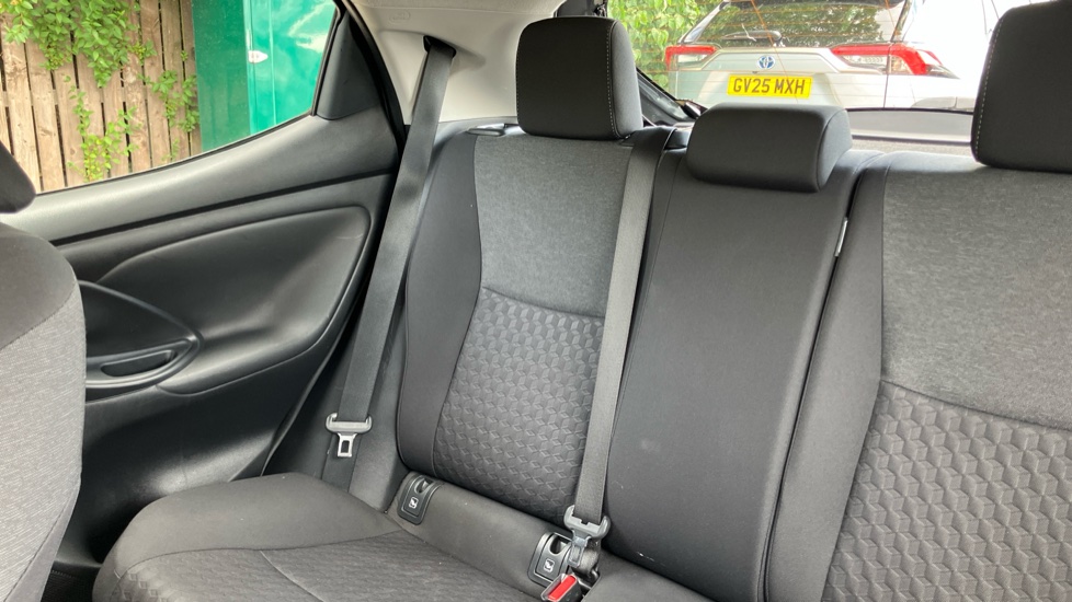 Toyota Yaris 1.5 Hybrid Icon 5dr CVT Hybrid Hatchback - Image 35