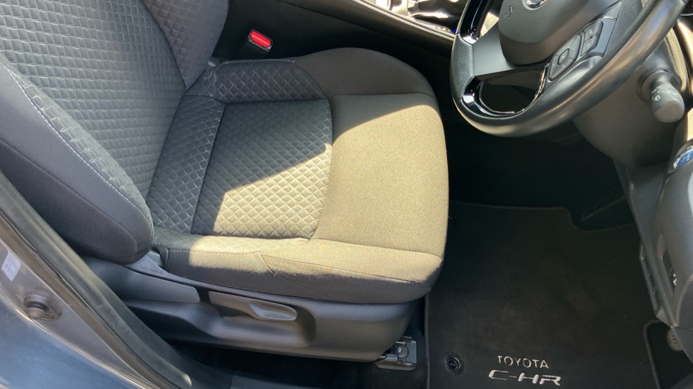 Toyota C-HR 1.8 Hybrid Icon 5dr CVT Hybrid Hatchback - Image 17