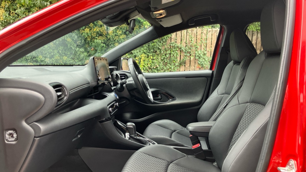 Toyota Yaris 1.5 Hybrid Dynamic 5dr CVT Hybrid Hatchback - Image 5