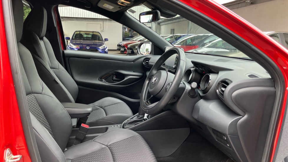 Toyota Yaris 1.5 Hybrid Dynamic 5dr CVT Hybrid Hatchback - Image 12
