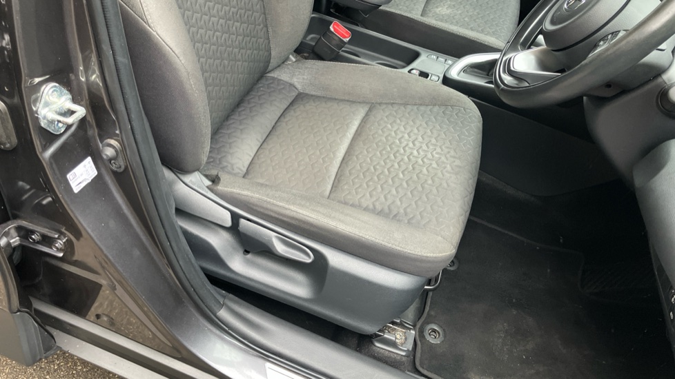 Toyota Yaris Cross 1.5 Hybrid Icon 5dr CVT Hybrid Estate - Image 17