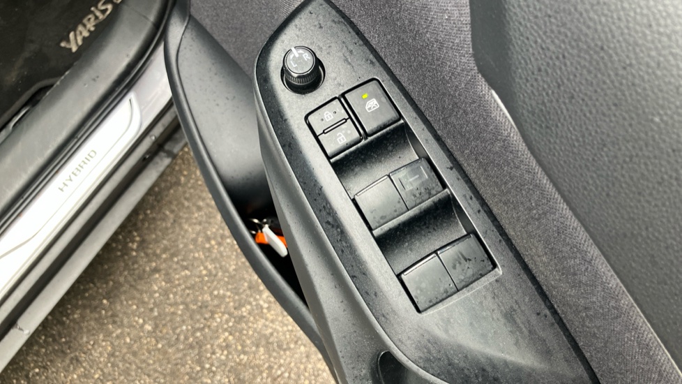 Toyota Yaris Cross 1.5 Hybrid Icon 5dr CVT Hybrid Estate - Image 30