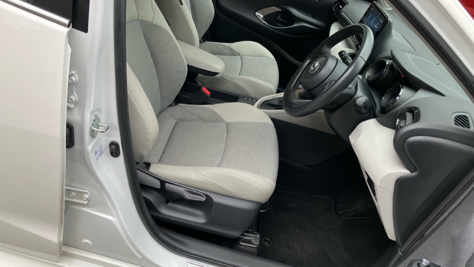 Toyota Yaris 1.5 Hybrid Excel 5dr CVT Hybrid Hatchback - Image 17