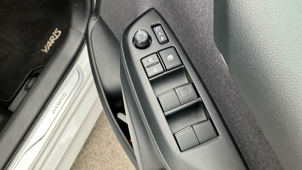 Toyota Yaris 1.5 Hybrid Excel 5dr CVT Hybrid Hatchback - Image 30