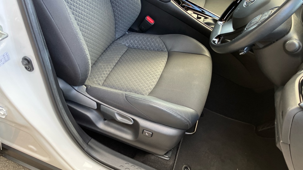 Toyota C-HR 2.0 Hybrid Design 5dr CVT Hybrid Hatchback - Image 17