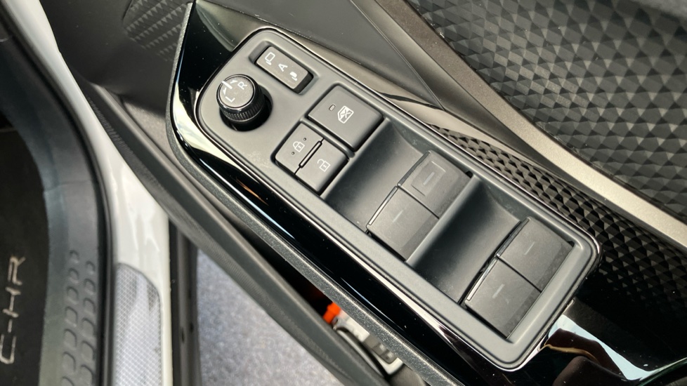 Toyota C-HR 2.0 Hybrid Design 5dr CVT Hybrid Hatchback - Image 31