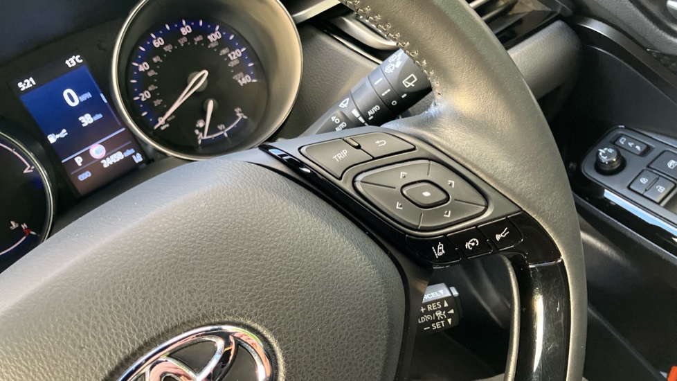 Toyota C-HR 2.0 Hybrid Design 5dr CVT Hybrid Hatchback - Image 35