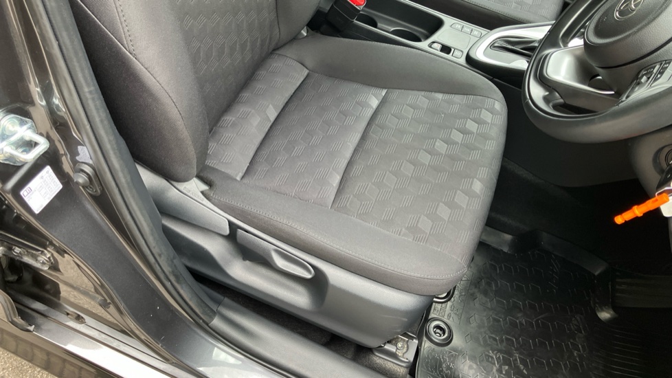 Toyota Yaris 1.5 Hybrid Icon 5dr CVT Hybrid Hatchback - Image 17