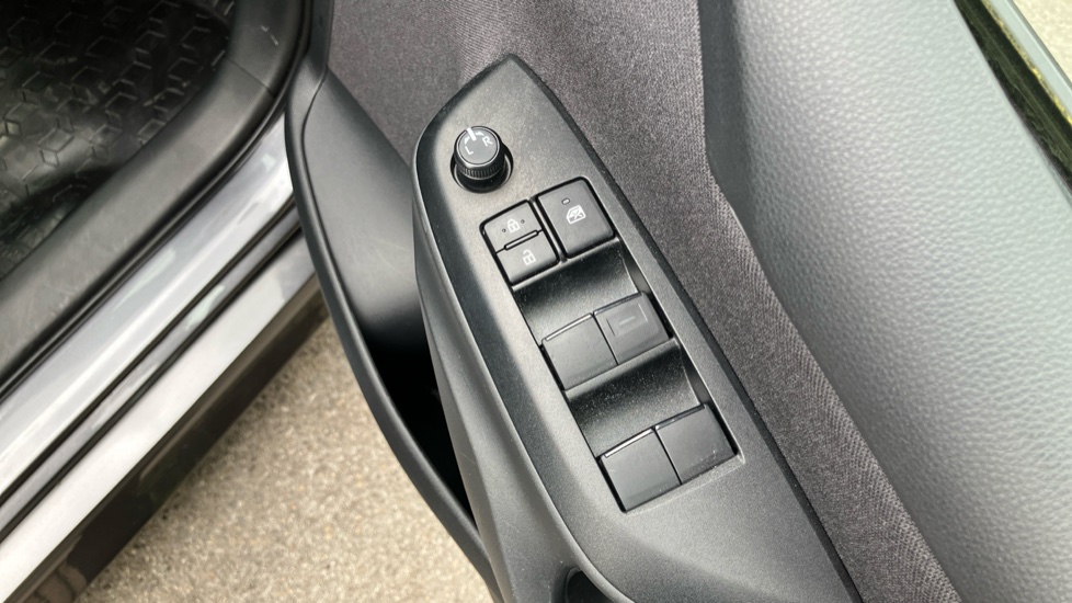 Toyota Yaris 1.5 Hybrid Icon 5dr CVT Hybrid Hatchback - Image 30