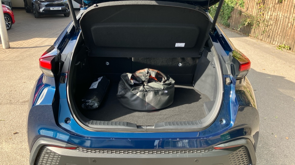Toyota C-HR 2.0 PHEV Design 5dr CVT Hatchback - Image 13