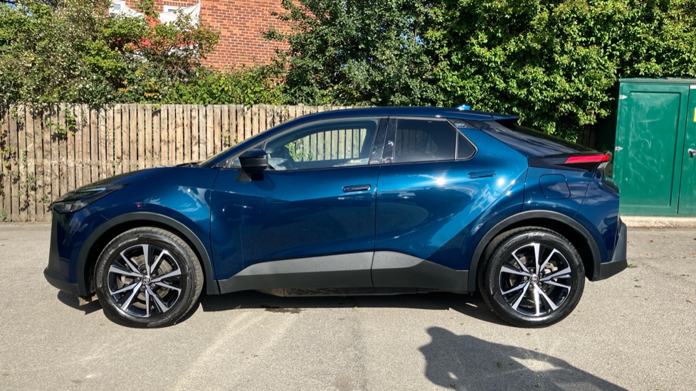 Toyota C-HR 2.0 PHEV Design 5dr CVT Hatchback - Image 24