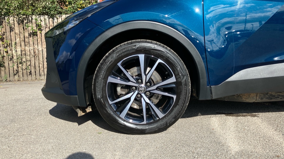 Toyota C-HR 2.0 PHEV Design 5dr CVT Hatchback - Image 25