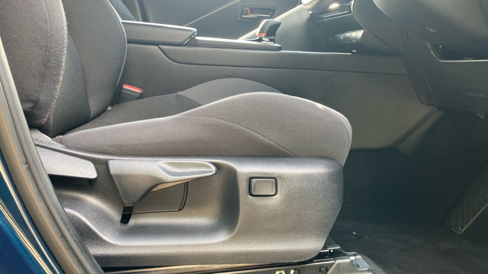 Toyota C-HR 2.0 PHEV Design 5dr CVT Hatchback - Image 30
