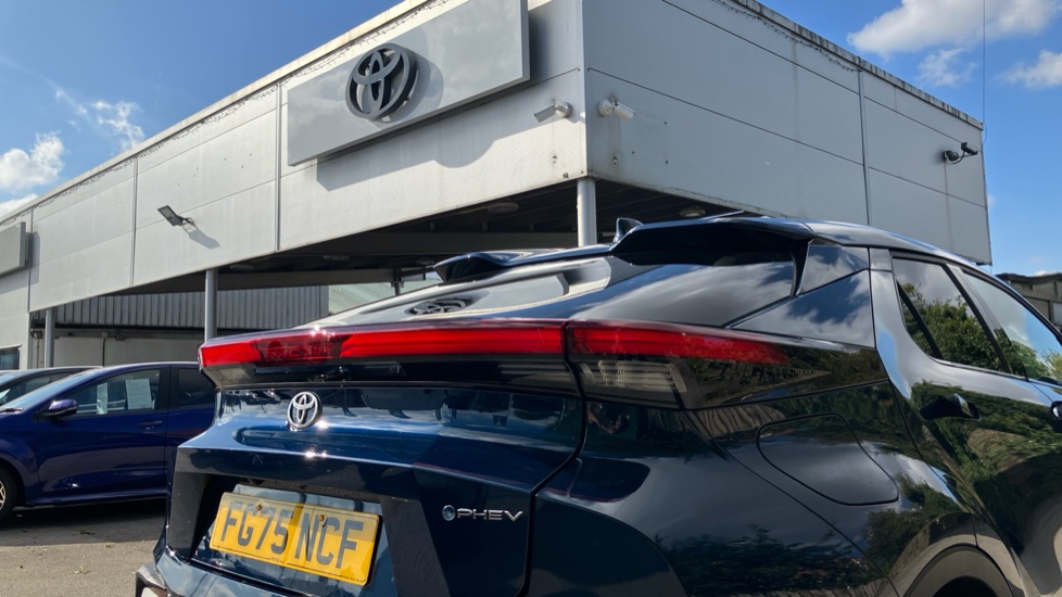 Toyota C-HR 2.0 PHEV Design 5dr CVT Hatchback - Image 40