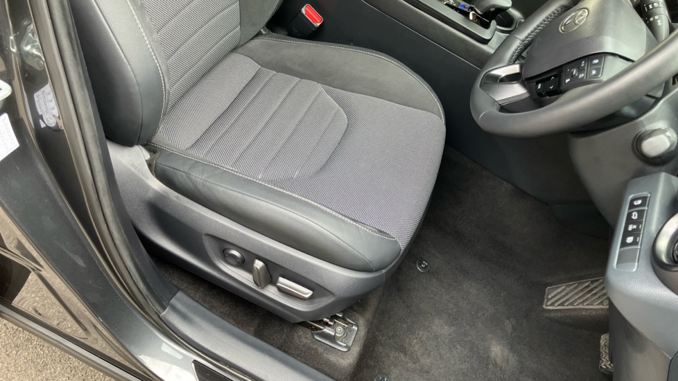 Toyota C-HR 2.0 PHEV Excel 5dr CVT Hatchback - Image 17