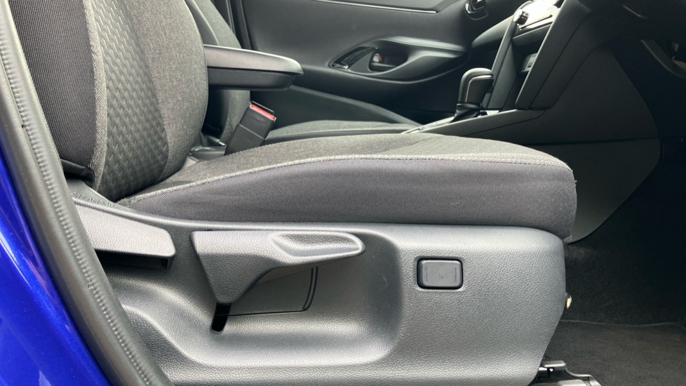 Toyota Yaris Cross 1.5 Hybrid Design 5dr CVT Hybrid Estate - Image 30