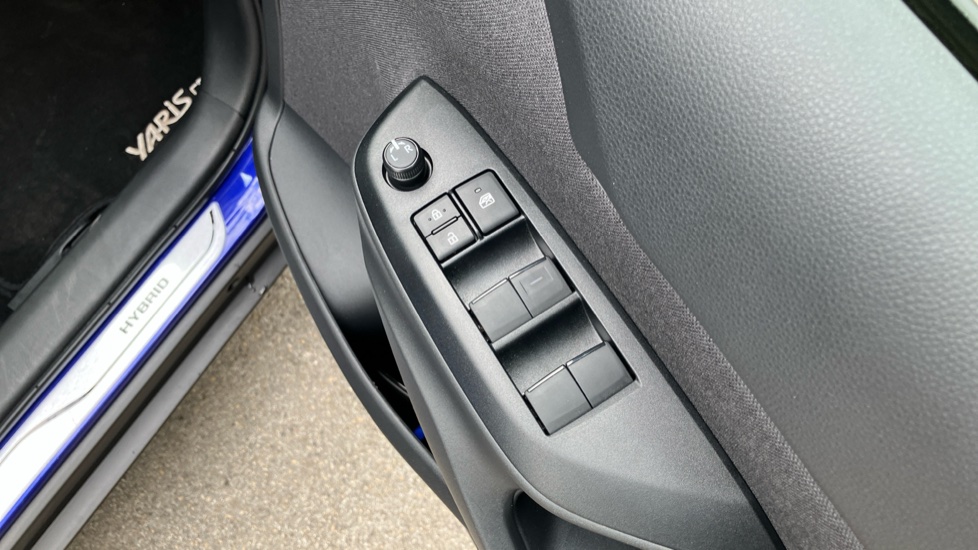 Toyota Yaris Cross 1.5 Hybrid Design 5dr CVT Hybrid Estate - Image 31