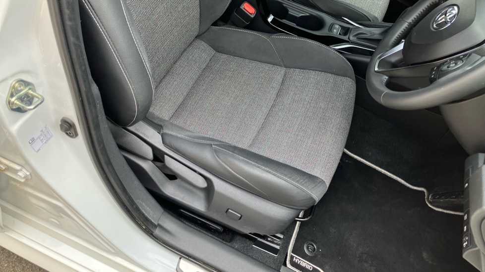 Toyota Corolla 1.8 Hybrid Design 5dr CVT Hybrid Hatchback - Image 17