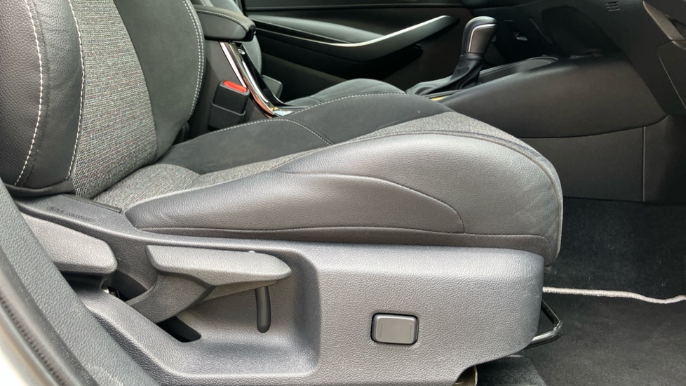 Toyota Corolla 1.8 Hybrid Design 5dr CVT Hybrid Hatchback - Image 30