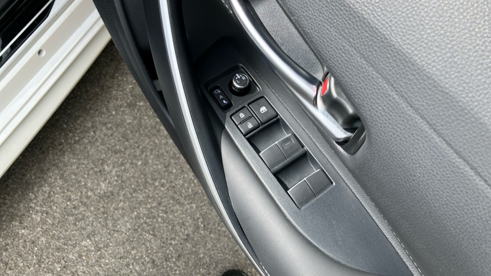 Toyota Corolla 1.8 Hybrid Design 5dr CVT Hybrid Hatchback - Image 31