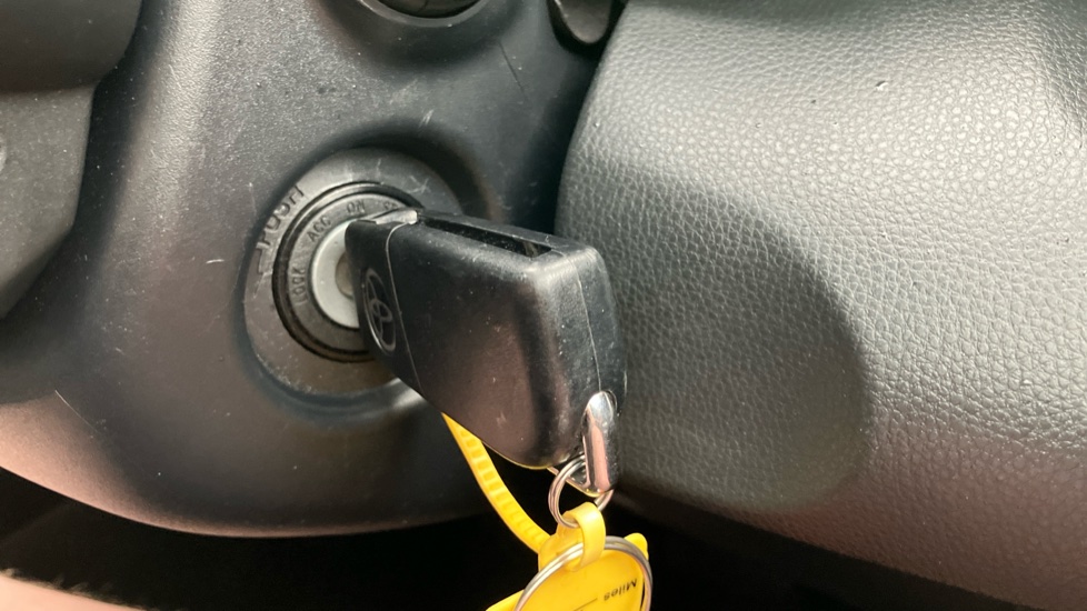 Toyota Yaris 1.5 Hybrid Icon 5dr CVT Hybrid Hatchback - Image 16