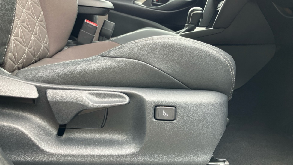 Toyota Yaris Cross 1.5 Hybrid Excel 5dr CVT Hybrid Estate - Image 30