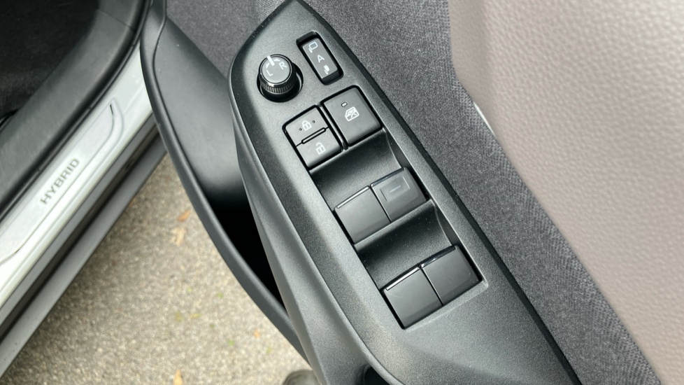 Toyota Yaris Cross 1.5 Hybrid Excel 5dr CVT Hybrid Estate - Image 31