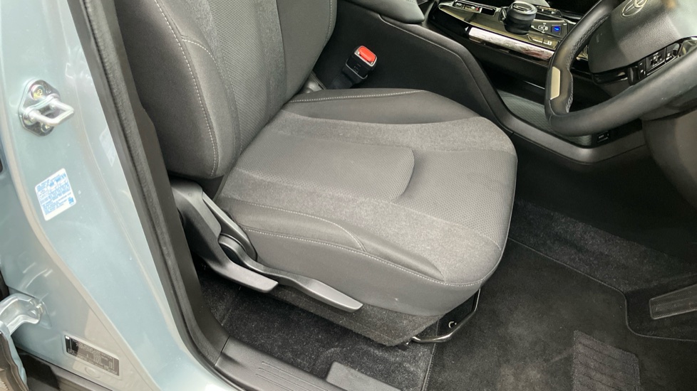 Toyota Urbancruiser 128kW Design 61kWh 5dr Auto Electric Estate - Image 17