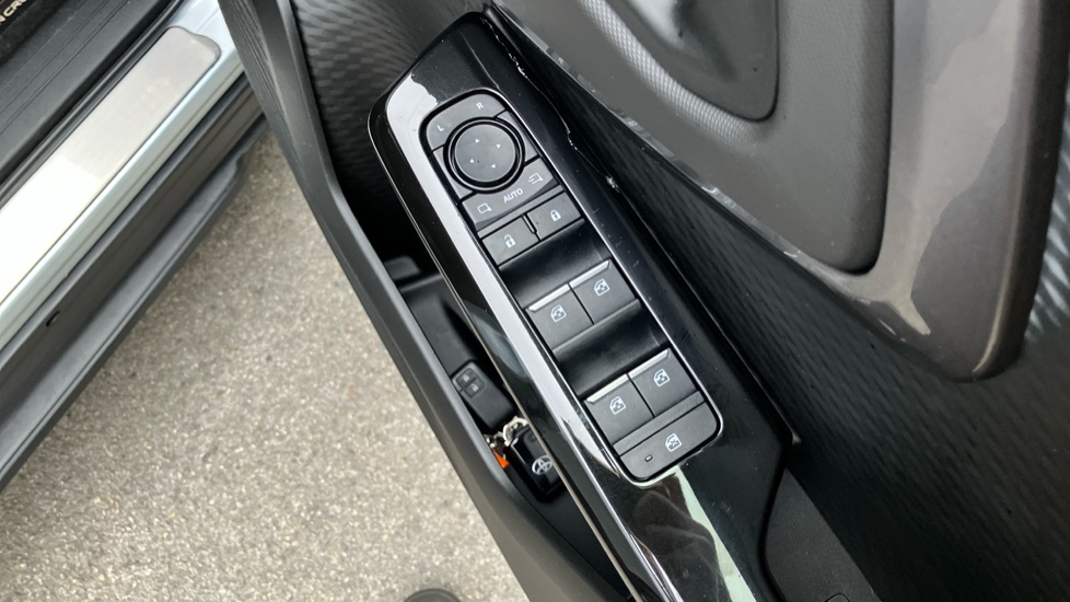 Toyota Urbancruiser 128kW Design 61kWh 5dr Auto Electric Estate - Image 30