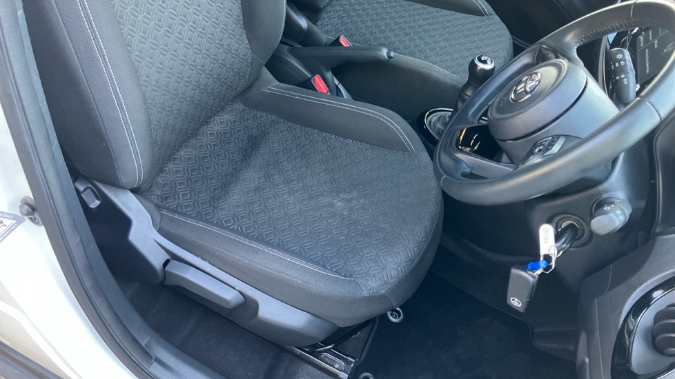 Toyota Aygo X 1.0 VVT-i Edge 5dr Petrol Hatchback - Image 17