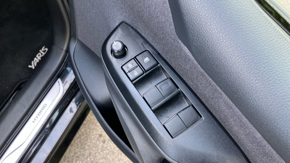 Toyota Yaris 1.5 Hybrid Design 5dr CVT Hybrid Hatchback - Image 30