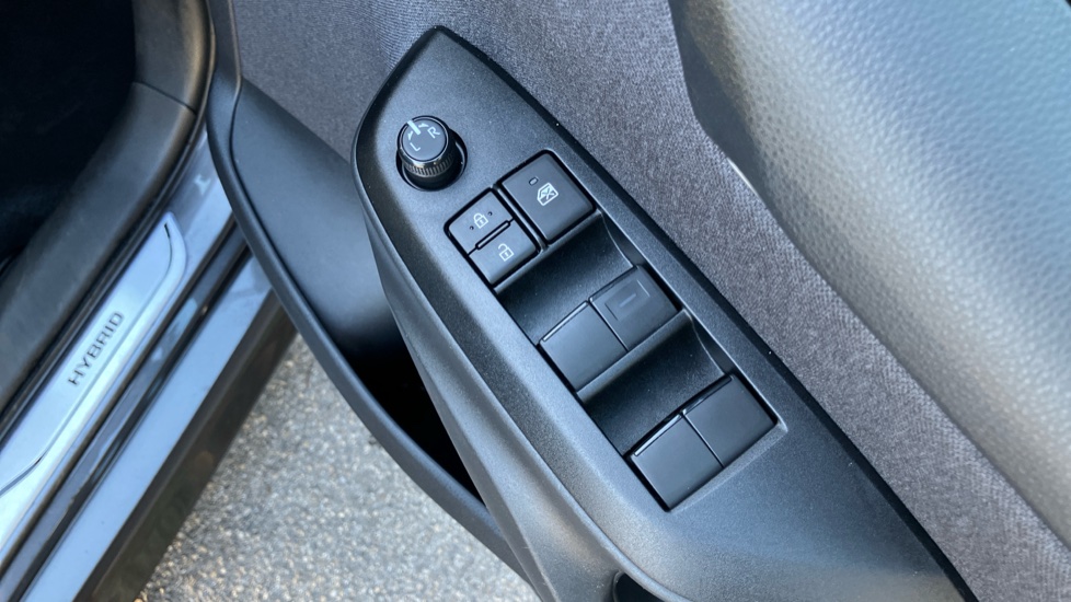 Toyota Yaris 1.5 Hybrid Design 5dr CVT Hybrid Hatchback - Image 30