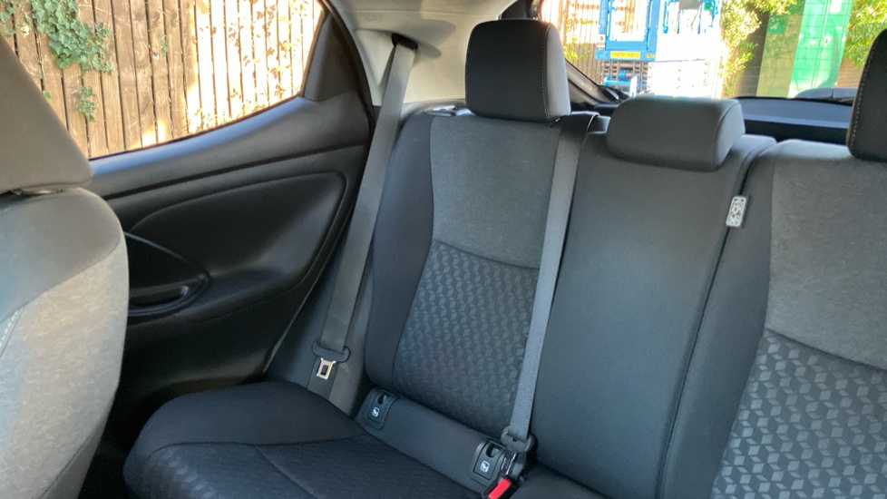 Toyota Yaris 1.5 Hybrid Design 5dr CVT Hybrid Hatchback - Image 35