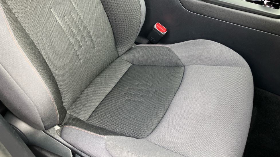 Toyota C-HR 1.8 Hybrid Design 5dr CVT Hybrid Hatchback - Image 17
