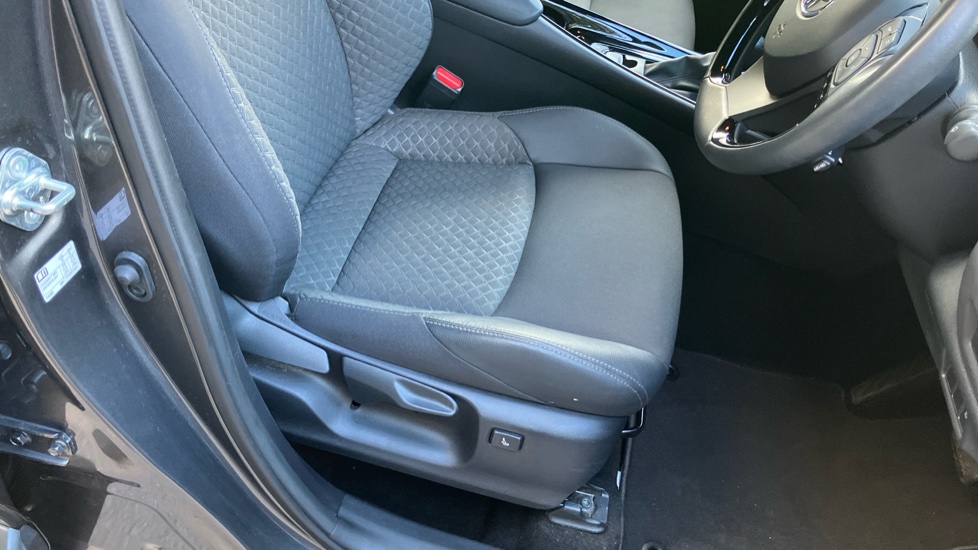 Toyota C-HR 2.0 Hybrid Design 5dr CVT Hybrid Hatchback - Image 17