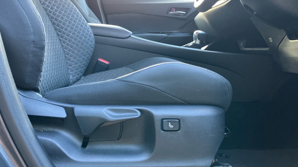 Toyota C-HR 2.0 Hybrid Design 5dr CVT Hybrid Hatchback - Image 30