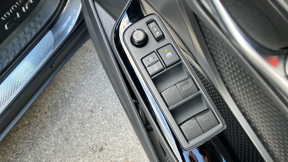 Toyota C-HR 2.0 Hybrid Design 5dr CVT Hybrid Hatchback - Image 31